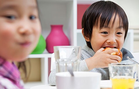 Đừng để trẻ hụt hơi vì thể thao!