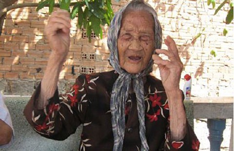 Bà má huyền thoại từ trần