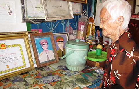 Huyền thoại mẹ hiến vàng đóng tàu không số