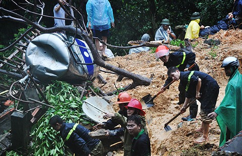 Lũ dữ nhấn chìm hàng ngàn ngôi nhà