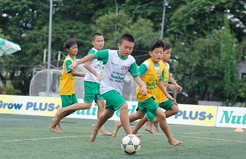 Dùng biệt thự riêng làm học viện bóng đá