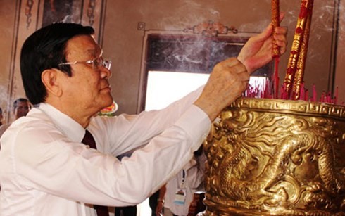 Chủ tịch nước dâng hương tại Khu lưu niệm luật sư Nguyễn Hữu Thọ
