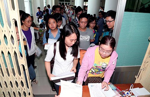 Mệt mỏi chờ nộp hồ sơ xét tuyển đại học