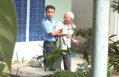 Bảo vệ khóa tay dân để thi hành án