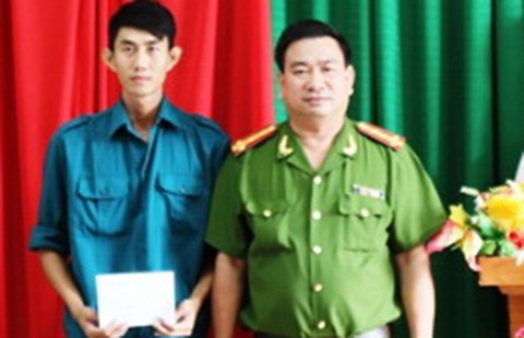 Khen thưởng người dân và dân quân bắt cướp