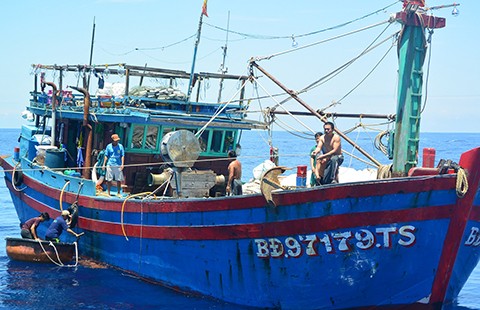 Kịp cứu 12 ngư dân trên tàu hỏng máy