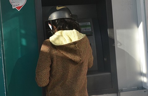 Ba người Bulgaria làm giả thẻ ATM trộm tiền tỉ
