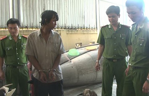 Thợ sửa xe chuyên ‘đá xế’ sa lưới