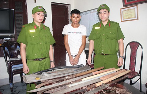 Bán đao, mác bị công an bắt giữ