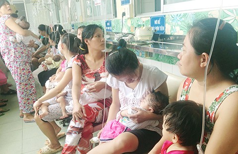 Trẻ bệnh hô hấp chật cứng bệnh viện