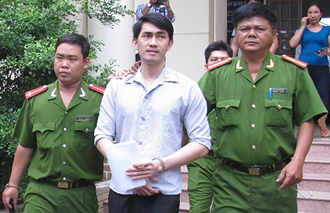Bốn năm tù vì cướp điện thoại... xem tin