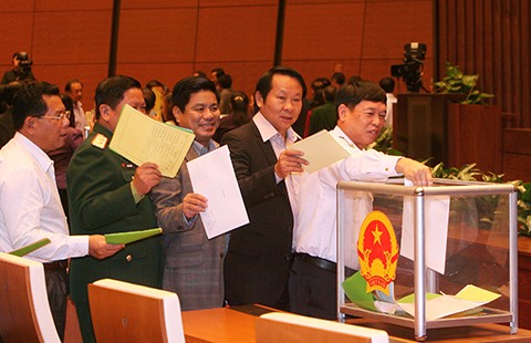 Bỏ phiếu tín nhiệm ‘cực kỳ hệ trọng’, sao chưa làm?