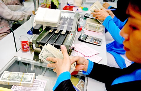 Bất ngờ tăng tỉ giá: Ai lợi, ai thiệt?