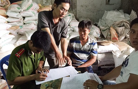Niêm phong trên 200 bao đường cát nghi nhập lậu