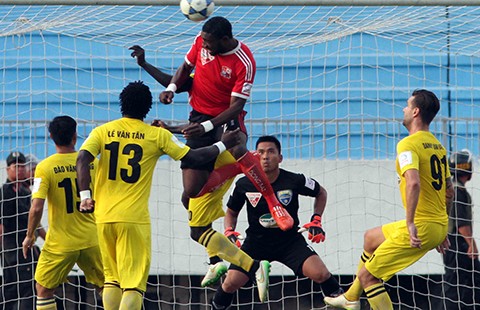 Vấn đề của bóng đá VN: V-League mùa loạn