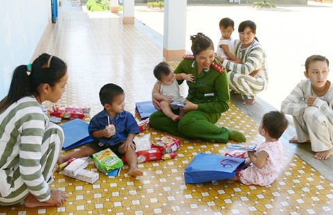 Những đứa trẻ trong trại giam