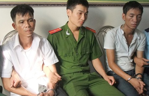 Đi ô tô thủ ‘hàng nóng’ buôn ma túy