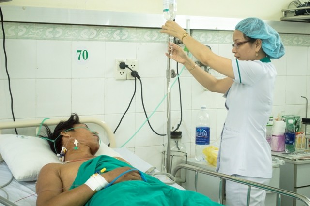 Đang quét vôi ở tầng 3, té xuống đất gãy xương sườn