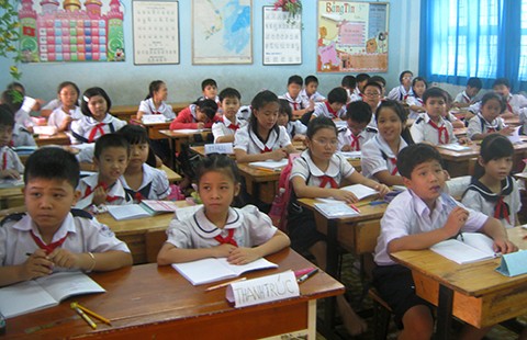 Nhọc nhằn học nhờ vì trường lớp thiếu