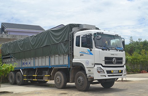 Nghi án xe tải ‘phi tang’ thuốc lá lậu