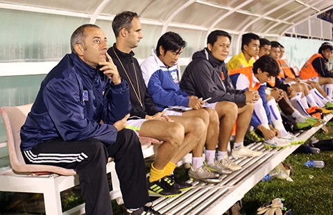 Thầy ngoại ‘mù’ V-League