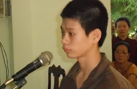 Ném đá xe khách cho vui, bị 12 tháng tù