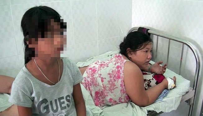 Người mẹ đốt con từng đâm thủng bụng chồng