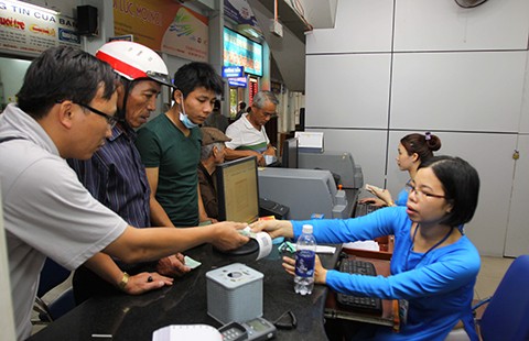 Vé tàu điện tử: Tiện lợi nhưng…