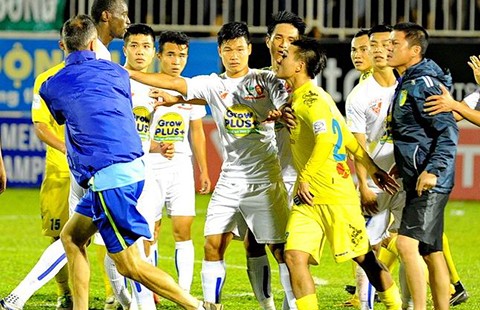 V-League ‘mặc áo giấy’!