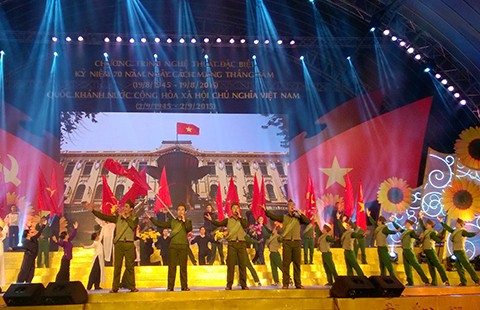 Tổng Bí thư thăm triển lãm 70 năm thành tựu kinh tế-xã hội
