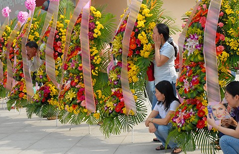 Cấm tặng lẵng hoa, ngăn lãng phí