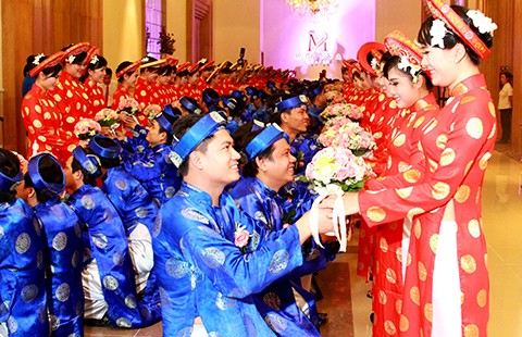 Tổ chức đám cưới cho 100 cặp cô dâu chú rể