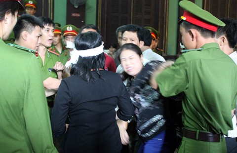 ‘Quậy’ tòa, sẽ bị tội?