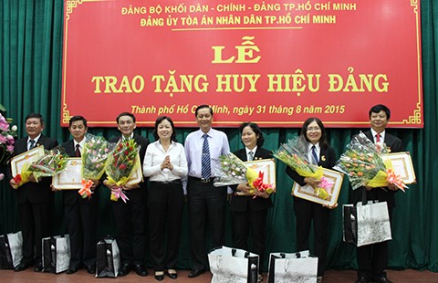 Sáu thẩm phán được trao tặng huy hiệu 30 năm tuổi Đảng