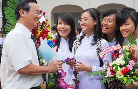 Cứ tặng hoa nhưng đừng lấy tiền ngân sách