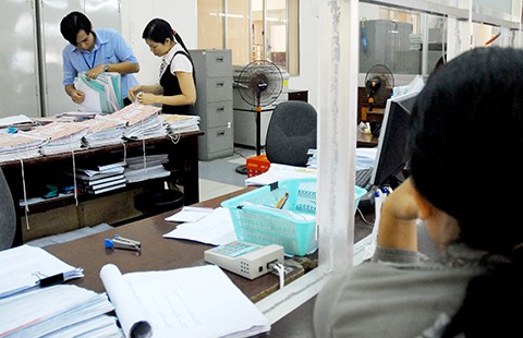 Cấp, đổi giấy chứng nhận: Dân phiền, quận, huyện than