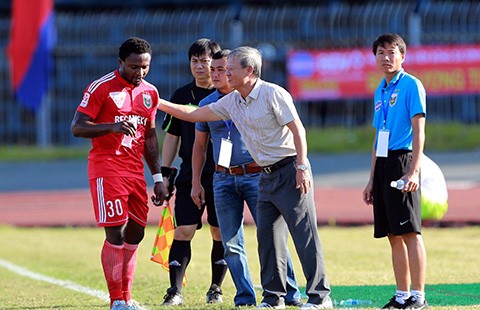 Trưởng đoàn bóng đá Ta và Tây