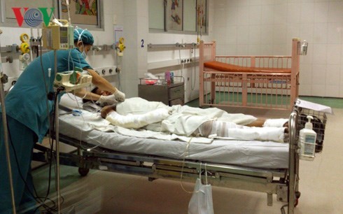 Tâm lý bé gái bị mẹ tưới xăng đốt không được tốt