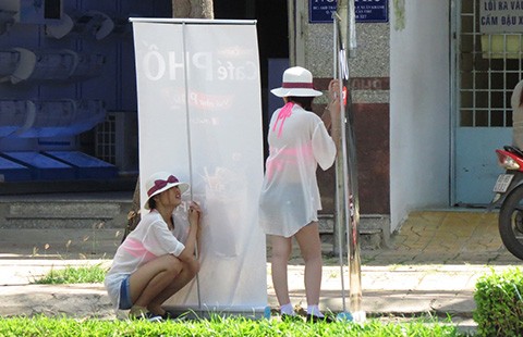Cho thiếu nữ mặc đồ khêu gợi đi quảng cáo, một công ty bị phạt