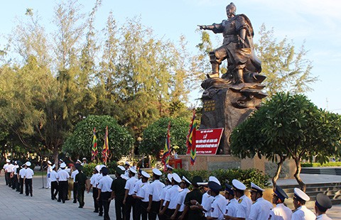 Sĩ quan hải quân dâng hương Đức thánh Trần