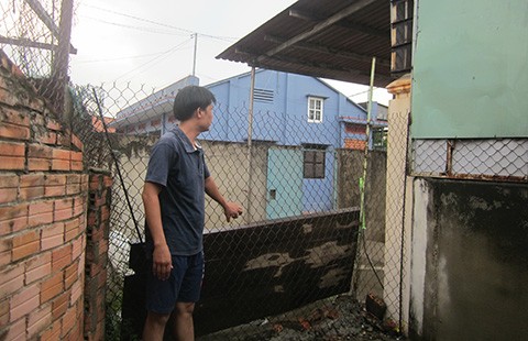 Trần ai khi bị hàng xóm chặn lối đi