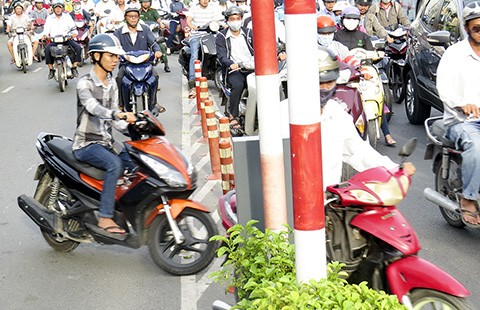 Đua nhau chen ngang, lấn làn lên cầu vượt Hoàng Hoa Thám