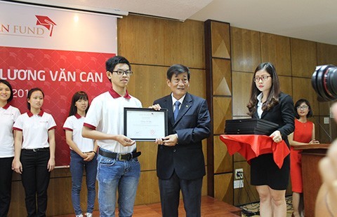 Trao học bổng cho sinh viên vượt khó học giỏi