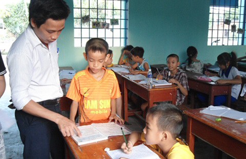 Cán bộ tư pháp dạy lớp tình thương
