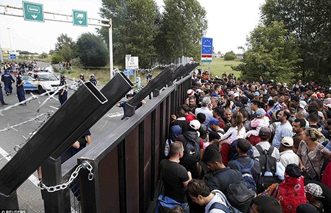 Hungary đóng biên giới, Croatia đón người di cư