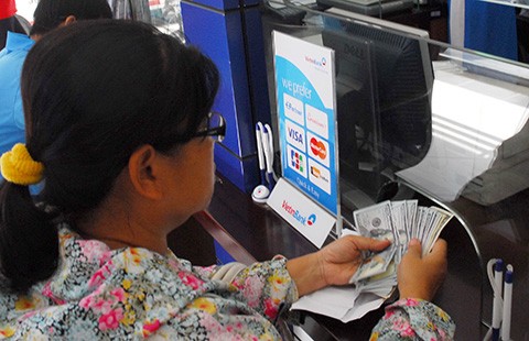 Tỉ giá trong giảm ngoài tăng