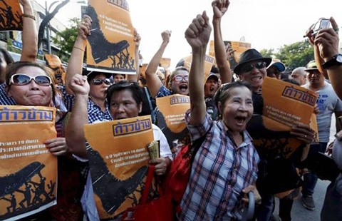Ông Thaksin chờ thời cơ về Thái Lan