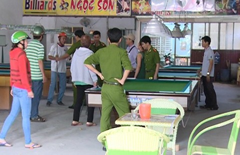 Tạm giữ nhóm người vào quán cà phê bi da đập phá