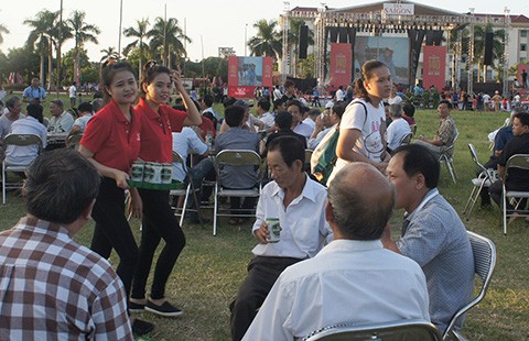 Ép uống ‘bia nhà’ là sai luật!