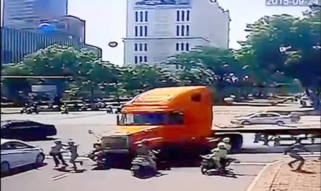 Một người bị xe container đâm ở quận 7 đã xuất viện